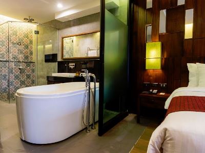bathroom - hotel aonang phu pimaan - krabi, thailand