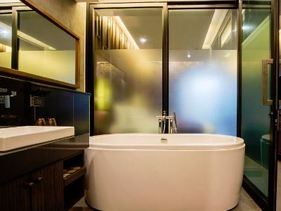 bathroom 1 - hotel aonang phu pimaan - krabi, thailand