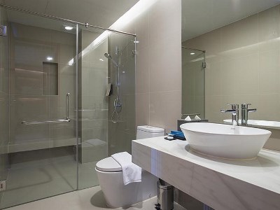 bathroom - hotel centara life phu pano resort krabi - krabi, thailand