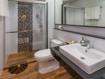 bathroom - hotel andaman breeze resort - krabi, thailand