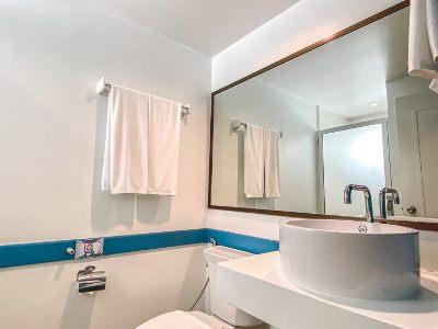 bathroom - hotel days inn by wyndham patong beach phuket - phuket island, thailand