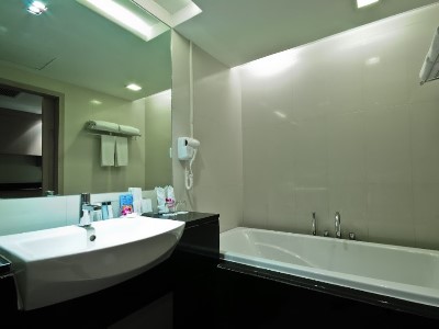 bathroom - hotel ashlee heights patong hotel and suites - phuket island, thailand
