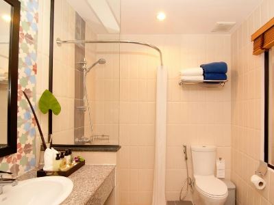 bathroom - hotel deevana patong resort - phuket island, thailand