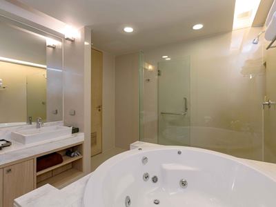 bathroom - hotel splash beach resort - phuket island, thailand