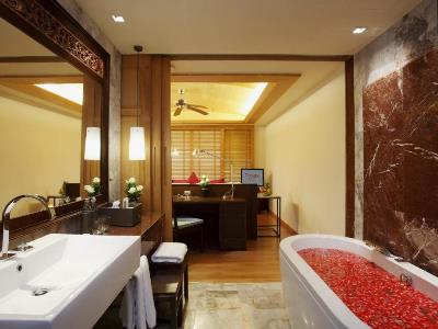 bathroom 2 - hotel centara grand beach resort phuket - phuket island, thailand