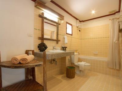 bathroom - hotel baan hin sai resort and spa - koh samui island, thailand