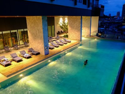 outdoor pool - hotel oakwood hotel and residence sri racha - chonburi, thailand