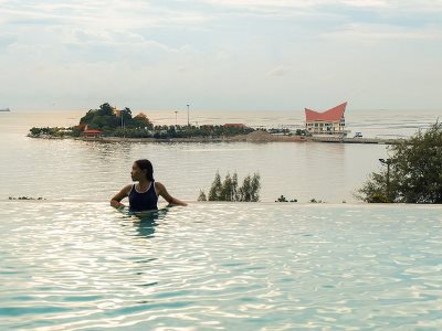 outdoor pool 3 - hotel oakwood hotel and residence sri racha - chonburi, thailand