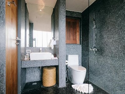 bathroom - hotel varivana resort - koh pha ngan, thailand