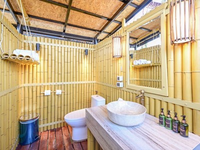 bathroom 1 - hotel beyond skywalk nangshi - phang nga, thailand