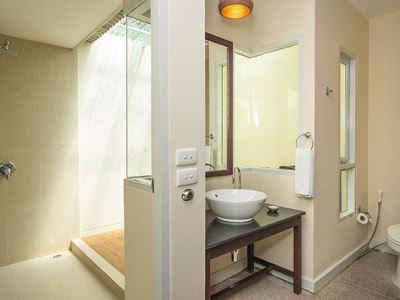 bathroom 2 - hotel sai kaew beach resort - koh samed, thailand