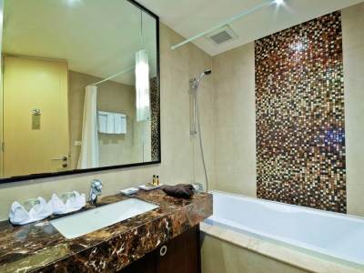 bathroom - hotel admiral premier - bangkok, thailand