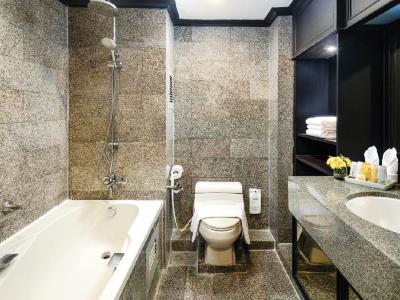 bathroom - hotel grand president - bangkok, thailand