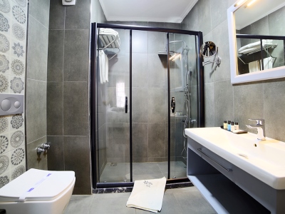 bathroom - hotel almina inn - istanbul, turkey