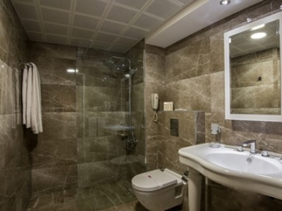 bathroom - hotel yigitalp - istanbul, turkey