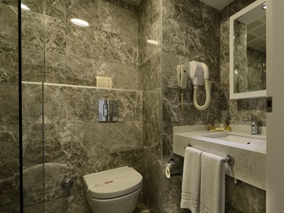 bathroom 1 - hotel yigitalp - istanbul, turkey