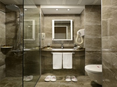bathroom 2 - hotel yigitalp - istanbul, turkey