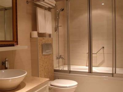 bathroom - hotel avicenna - istanbul, turkey