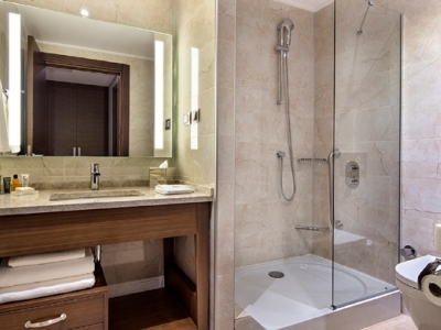 bathroom 1 - hotel hilton garden inn izmir bayrakli - izmir, turkey