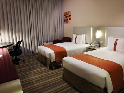 bedroom 2 - hotel holiday inn express taichung park - taichung, taiwan