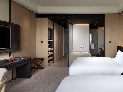 bedroom 1 - hotel crowne plaza tainan - tainan, taiwan