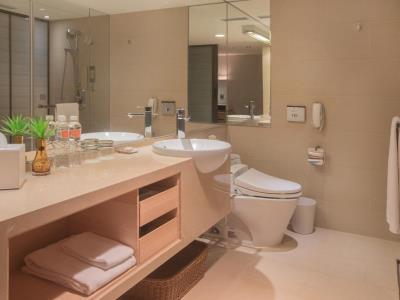 bathroom 1 - hotel cozzi minsheng - taipei, taiwan