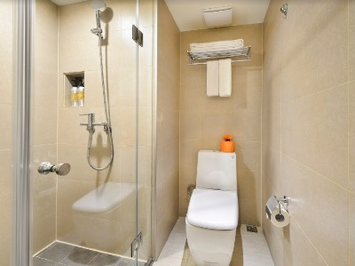 bathroom 1 - hotel orange hotel ximen - taipei, taiwan
