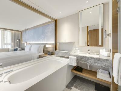 bathroom - hotel doubletree by hilton taipei zhongshan - taipei, taiwan