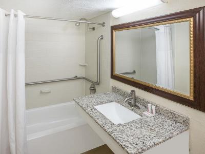 bathroom - hotel days inn little rock/medical center - little rock, united states of america