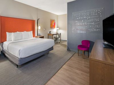 bedroom 1 - hotel la quinta inn and suites orange county - santa ana, united states of america