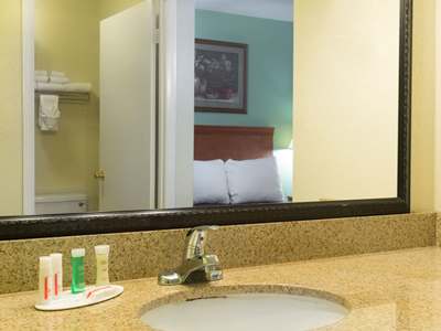 bathroom - hotel howard johnson by wyndham tallahassee - tallahassee, united states of america