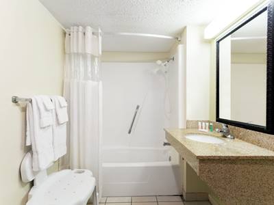 bathroom 1 - hotel howard johnson by wyndham tallahassee - tallahassee, united states of america