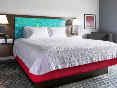bedroom - hotel hampton inn indianapolis canal iupui - indianapolis, united states of america