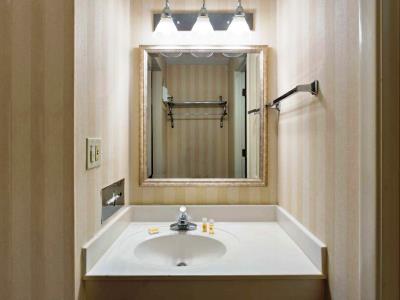bathroom 1 - hotel days inn and suites by wyndham northwest - indianapolis, united states of america
