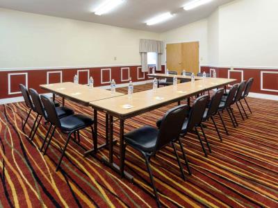 conference room - hotel days inn and suites by wyndham northwest - indianapolis, united states of america