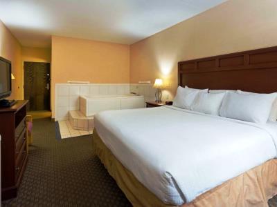 bedroom 3 - hotel days inn and suites by wyndham northwest - indianapolis, united states of america