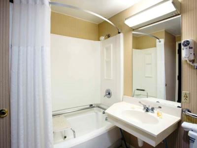 bathroom - hotel days inn and suites by wyndham northwest - indianapolis, united states of america