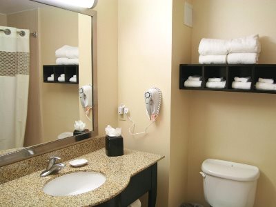 bathroom - hotel hampton inn topeka - topeka, united states of america