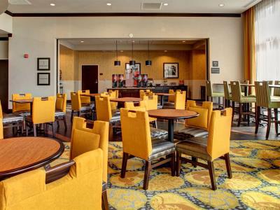 breakfast room - hotel hampton inn and suites downtown - baton rouge, united states of america