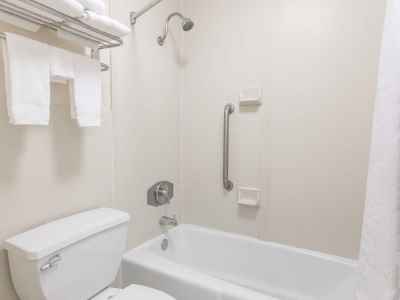 bathroom - hotel super 8 by wyndham baton rouge/i-10 - baton rouge, united states of america
