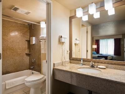 bathroom 1 - hotel best western heritage inn - concord, california, united states of america