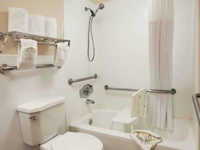 bathroom - hotel days inn by wyndham santa fe new mexico - santa fe, united states of america