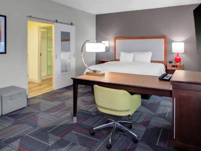 bedroom - hotel hampton inn and suites scioto downs - columbus, ohio, united states of america