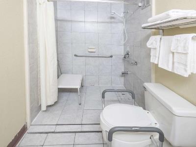 bathroom - hotel super 8 by wyndham columbus - columbus, ohio, united states of america