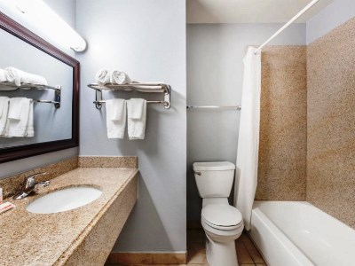 bathroom - hotel days inn austin/university/downtown - austin, texas, united states of america