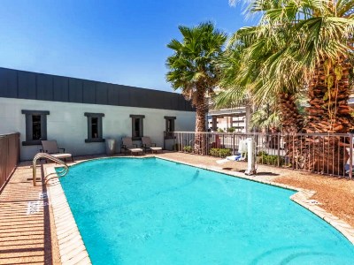 outdoor pool - hotel days inn austin/university/downtown - austin, texas, united states of america