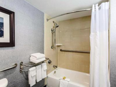 bathroom 1 - hotel doubletree hotel austin university area - austin, texas, united states of america