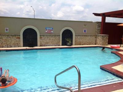 outdoor pool - hotel doubletree hotel austin university area - austin, texas, united states of america