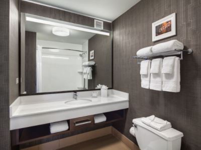 bathroom - hotel fairfield ste downtown/ magnificent mile - chicago, united states of america