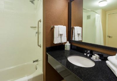 bathroom - hotel fairfield inn ste downtown / river north - chicago, united states of america